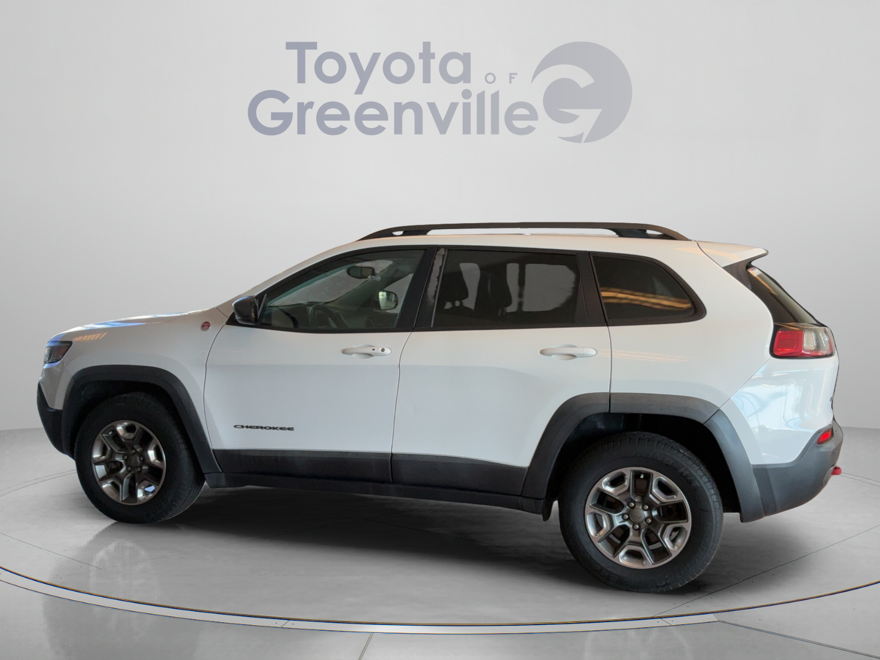 Used 2019 Jeep Cherokee Trailhawk AWD/4WD image 2