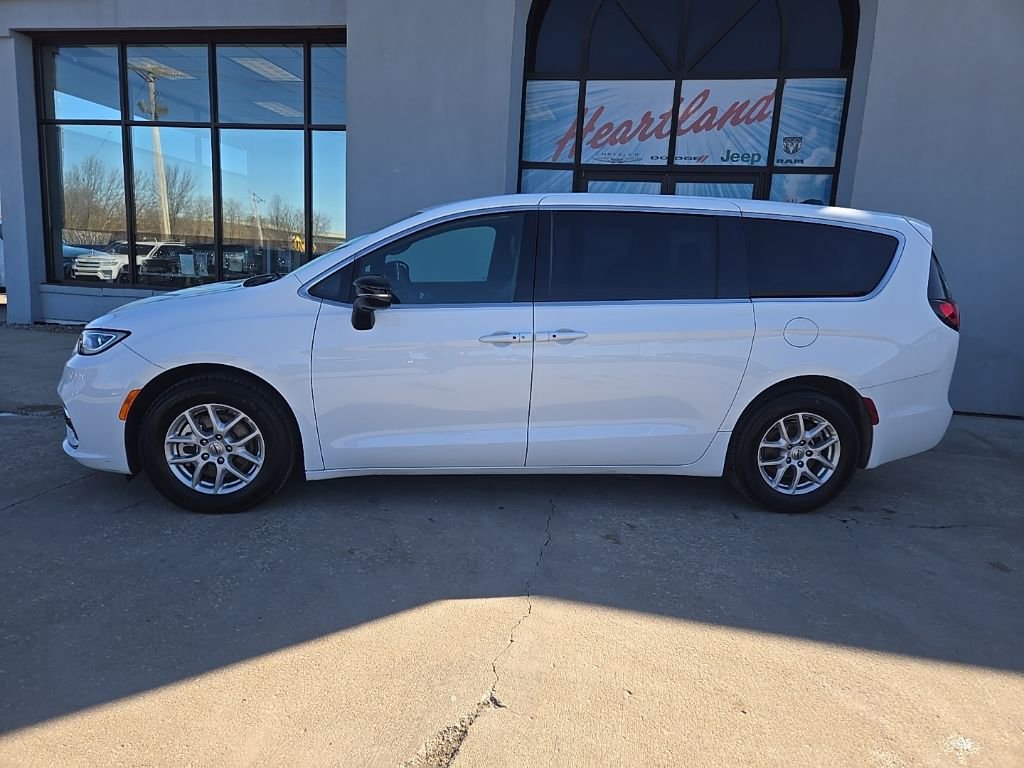 Used 2025 Chrysler Pacifica Select image 5