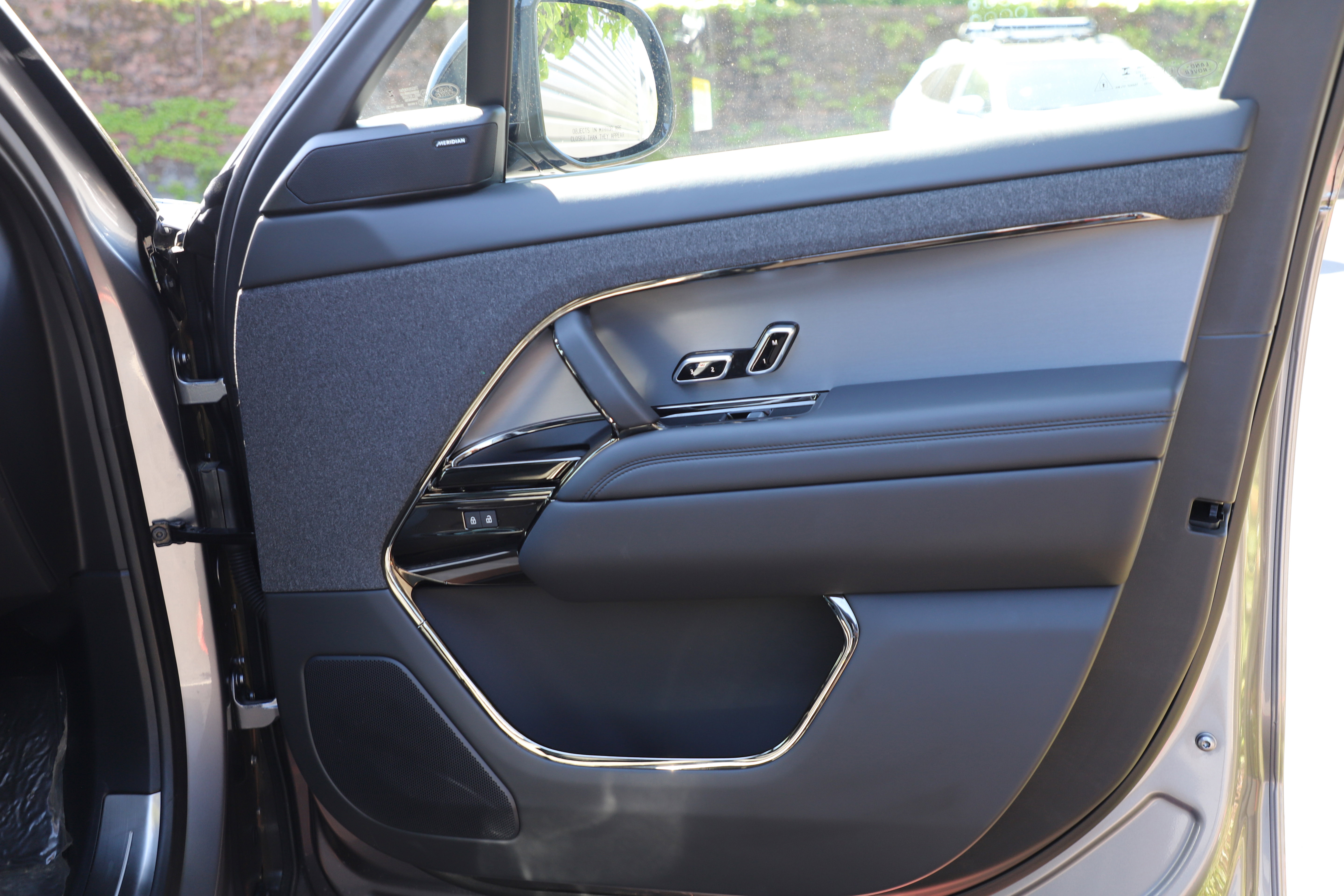 Certified 2025 Land Rover Range Rover Sport AWD/4WD image 9