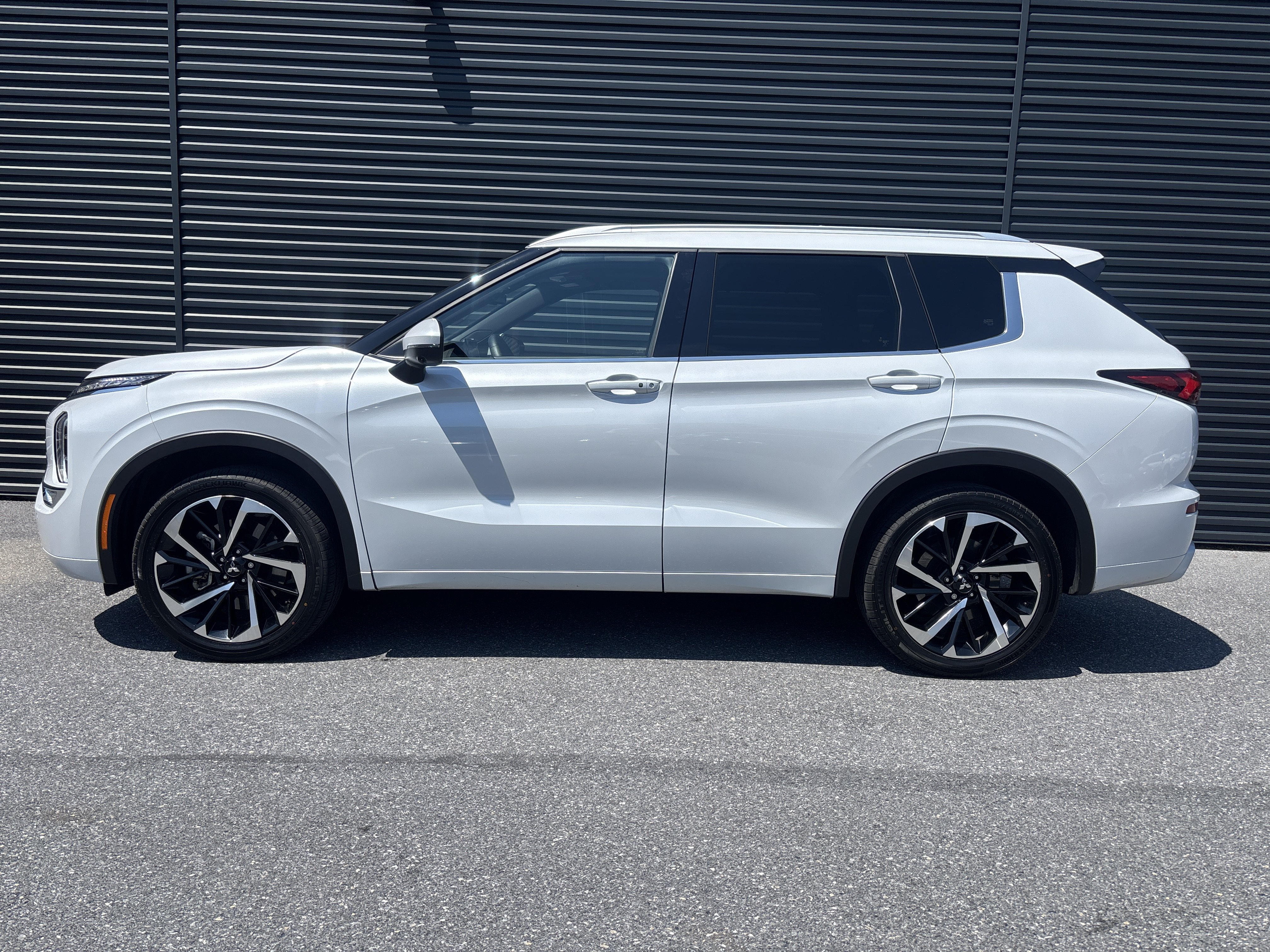 Used 2022 Mitsubishi Outlander SEL FWD image 2
