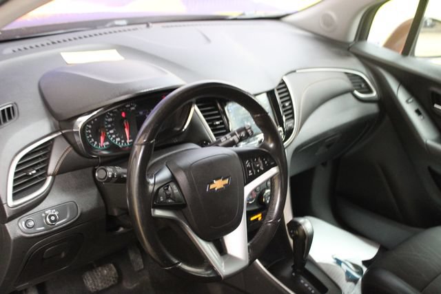 Used 2019 Chevrolet Trax LT w/ LT Convenience Package FWD image 14
