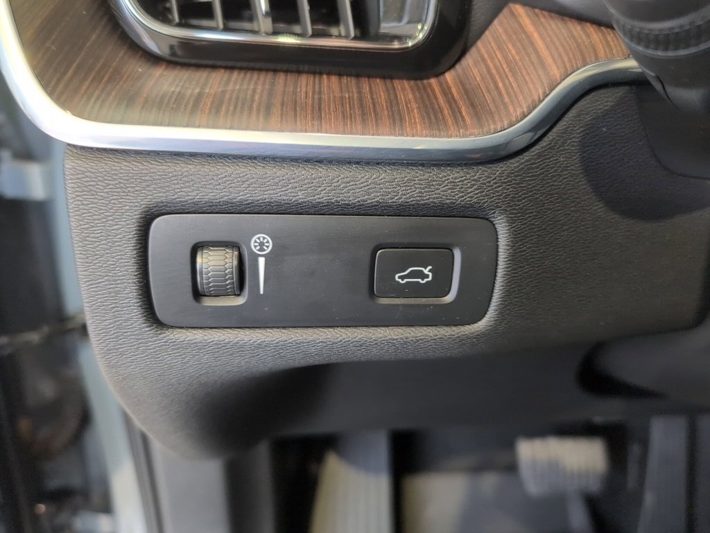 Used 2022 Volvo XC60 B5 Momentum w/ Advanced Package image 14