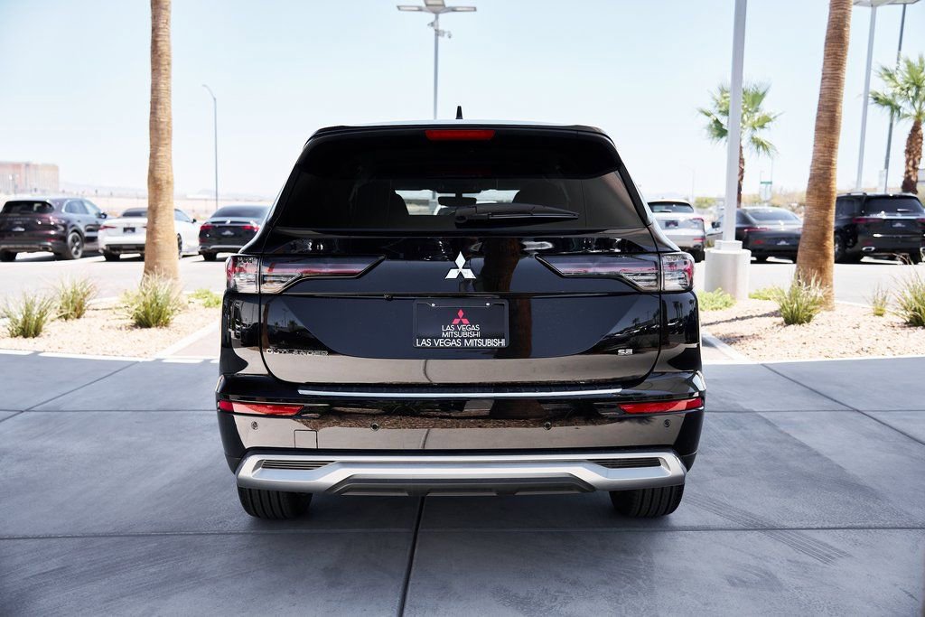 Used 2025 Mitsubishi Outlander SE image 7