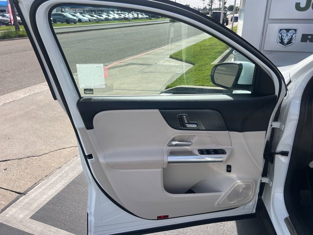 Used 2025 Mercedes-Benz GLA 250 4MATIC image 32