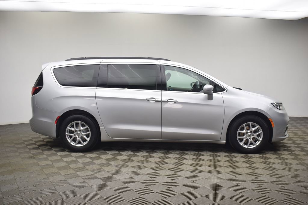 Used 2022 Chrysler Pacifica Touring-L image 13