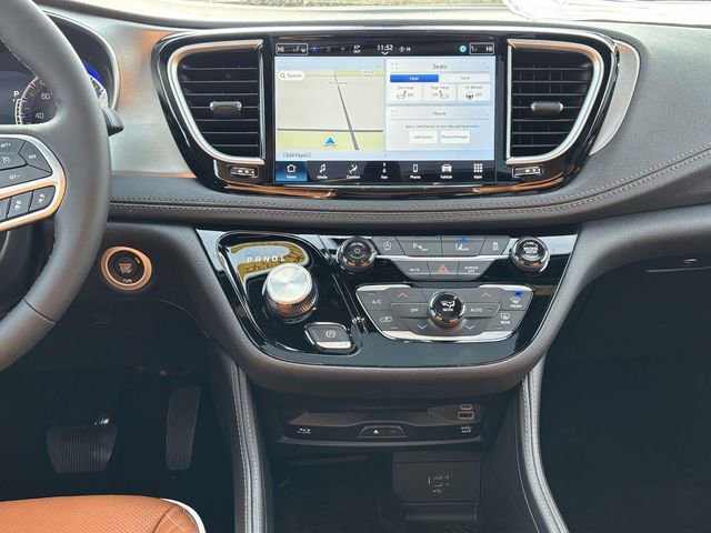 New 2026 Chrysler Pacifica Pinnacle w/ Trailer Tow Group AWD/4WD image 15