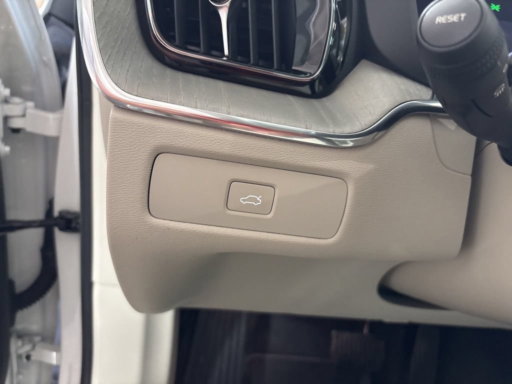 Used 2023 Volvo XC60 B5 Plus w/ Climate Package AWD/4WD image 12