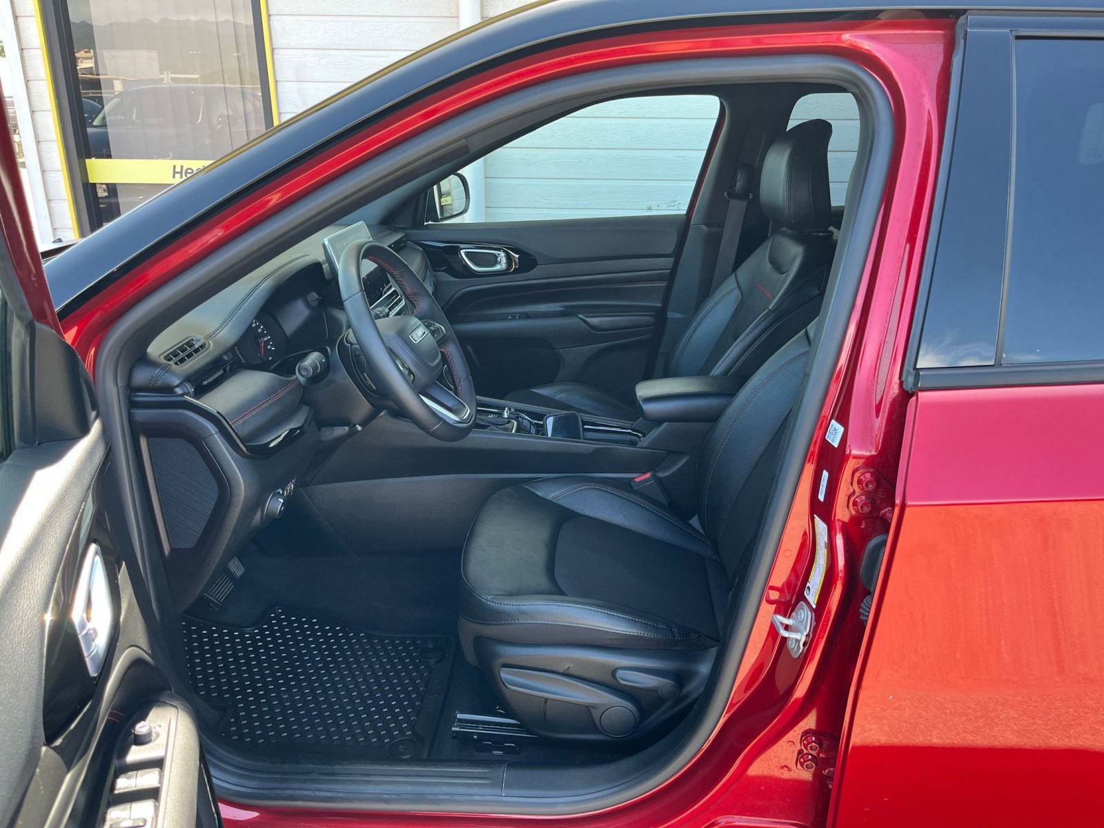 Used 2025 Jeep Compass Trailhawk image 22