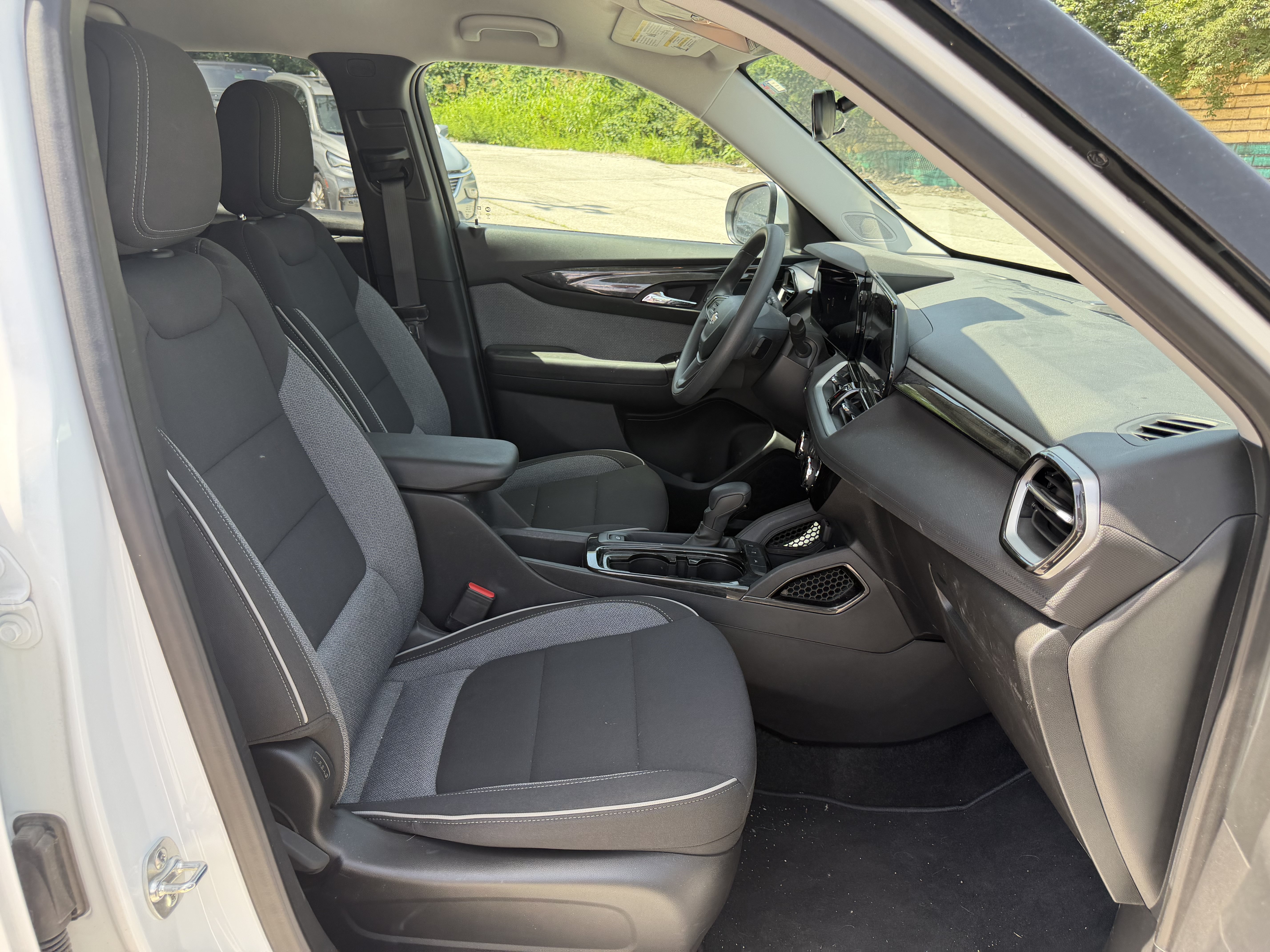 Used 2025 Chevrolet TrailBlazer LT w/ Driver Confidence Package FWD image 11