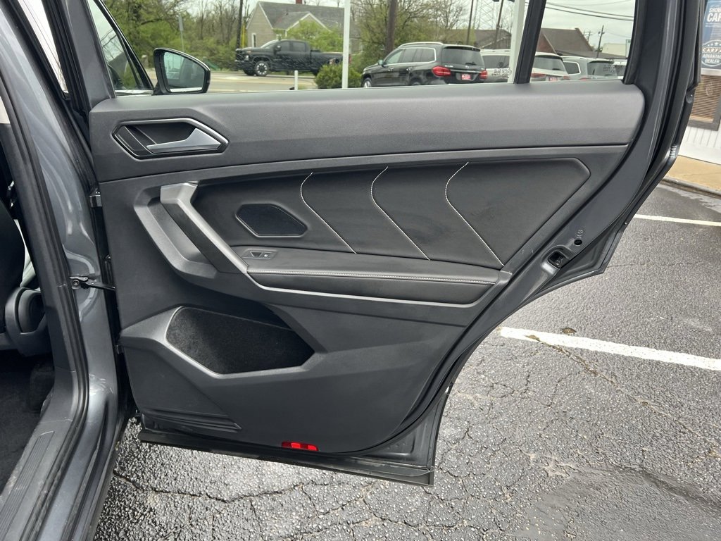 Used 2022 Volkswagen Tiguan SE w/ Panoramic Sunroof Package image 32