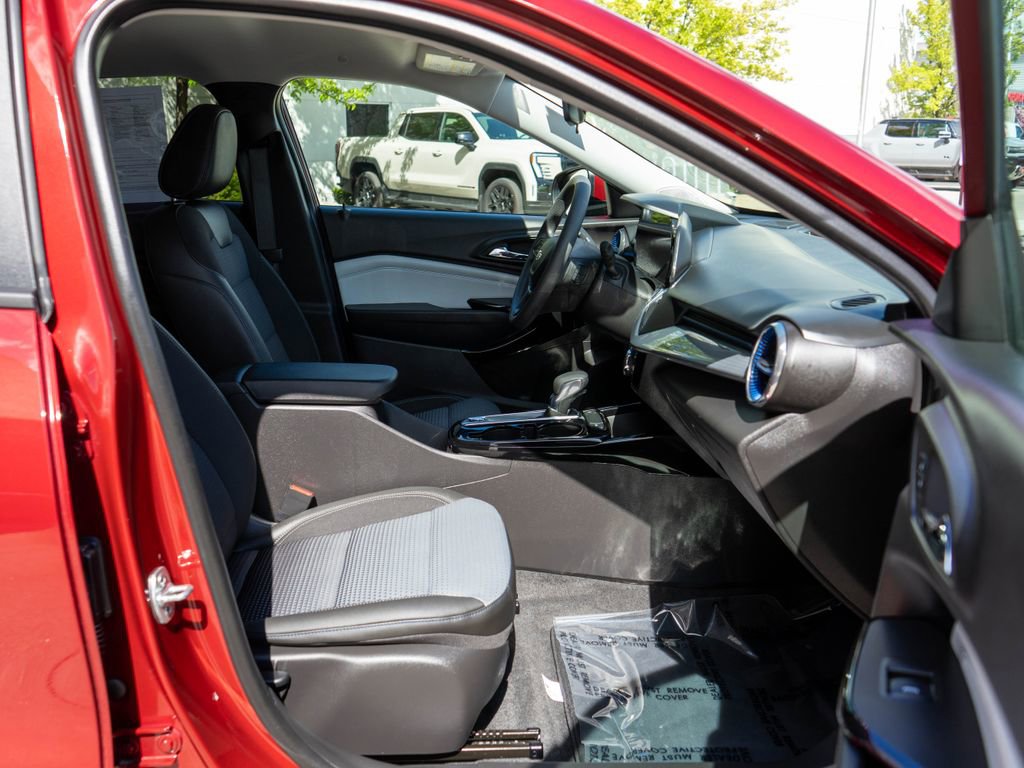 Used 2025 Chevrolet Trax LT FWD image 10