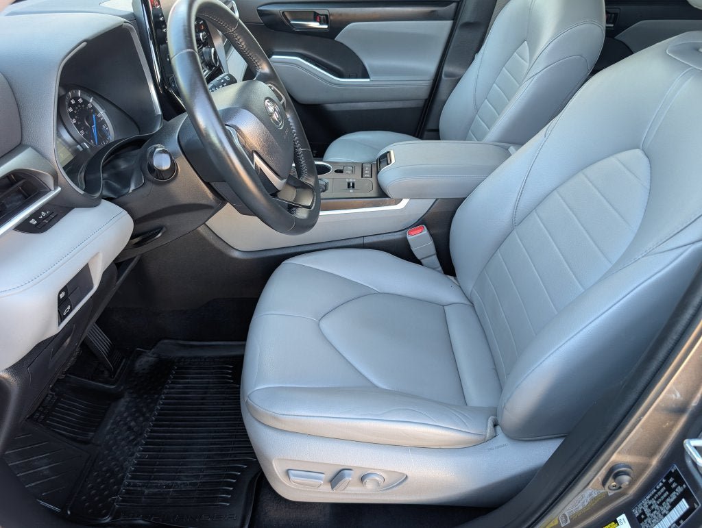 Certified 2022 Toyota Highlander XLE AWD/4WD image 12