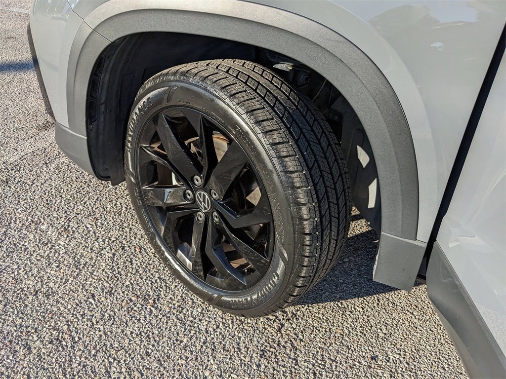 Certified 2023 Volkswagen Taos SE w/ Black Wheel Package image 37
