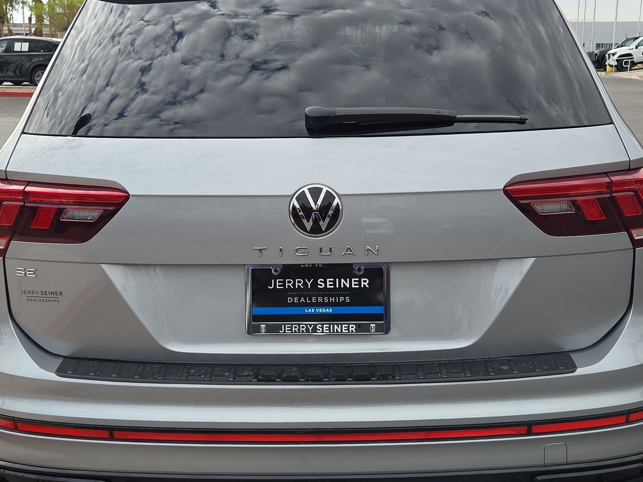 Used 2023 Volkswagen Tiguan SE R-Line FWD image 13