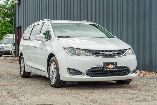 Used 2019 Chrysler Pacifica Touring-L image 8