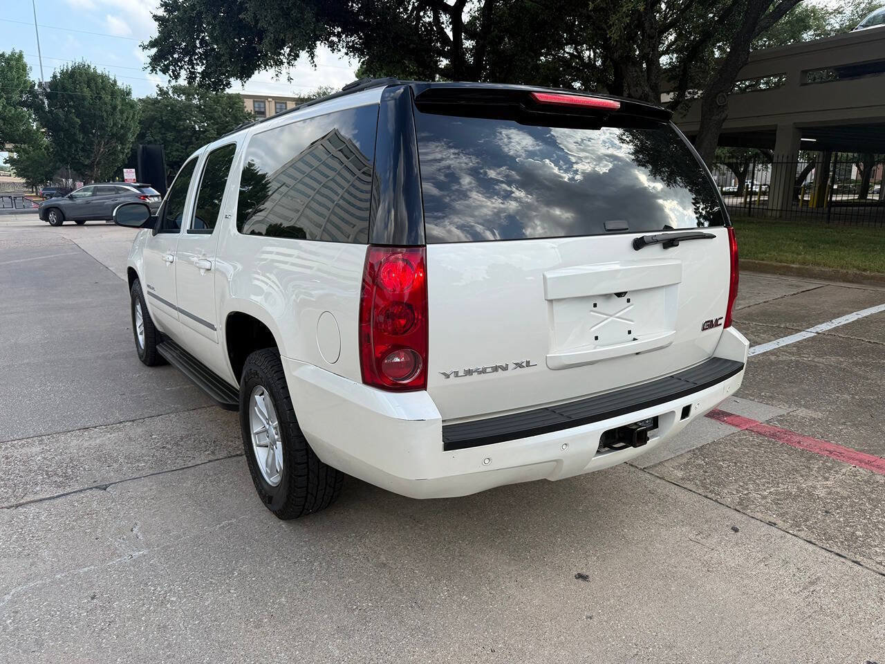 Used 2013 GMC Yukon XL SLT w/ SLT-2 Equipment Package RWD image 4
