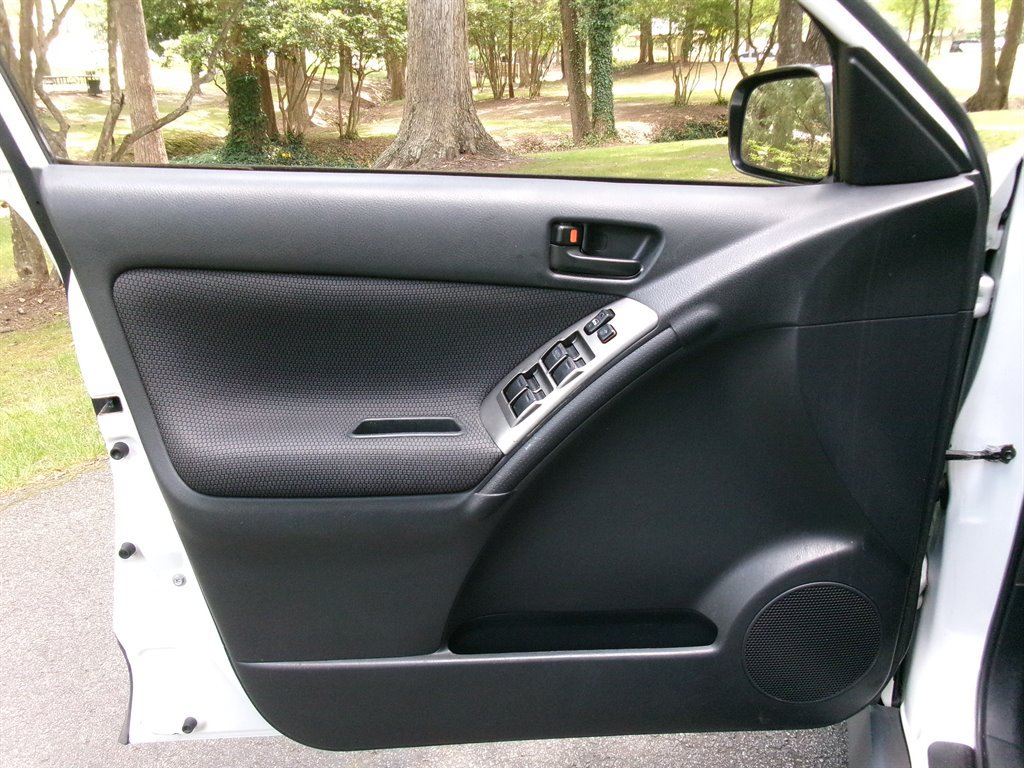 Used 2005 Pontiac Vibe w/ Power Group Value Package FWD image 10