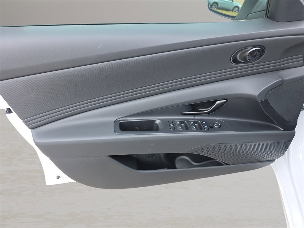 New 2025 Hyundai Elantra SEL image 17