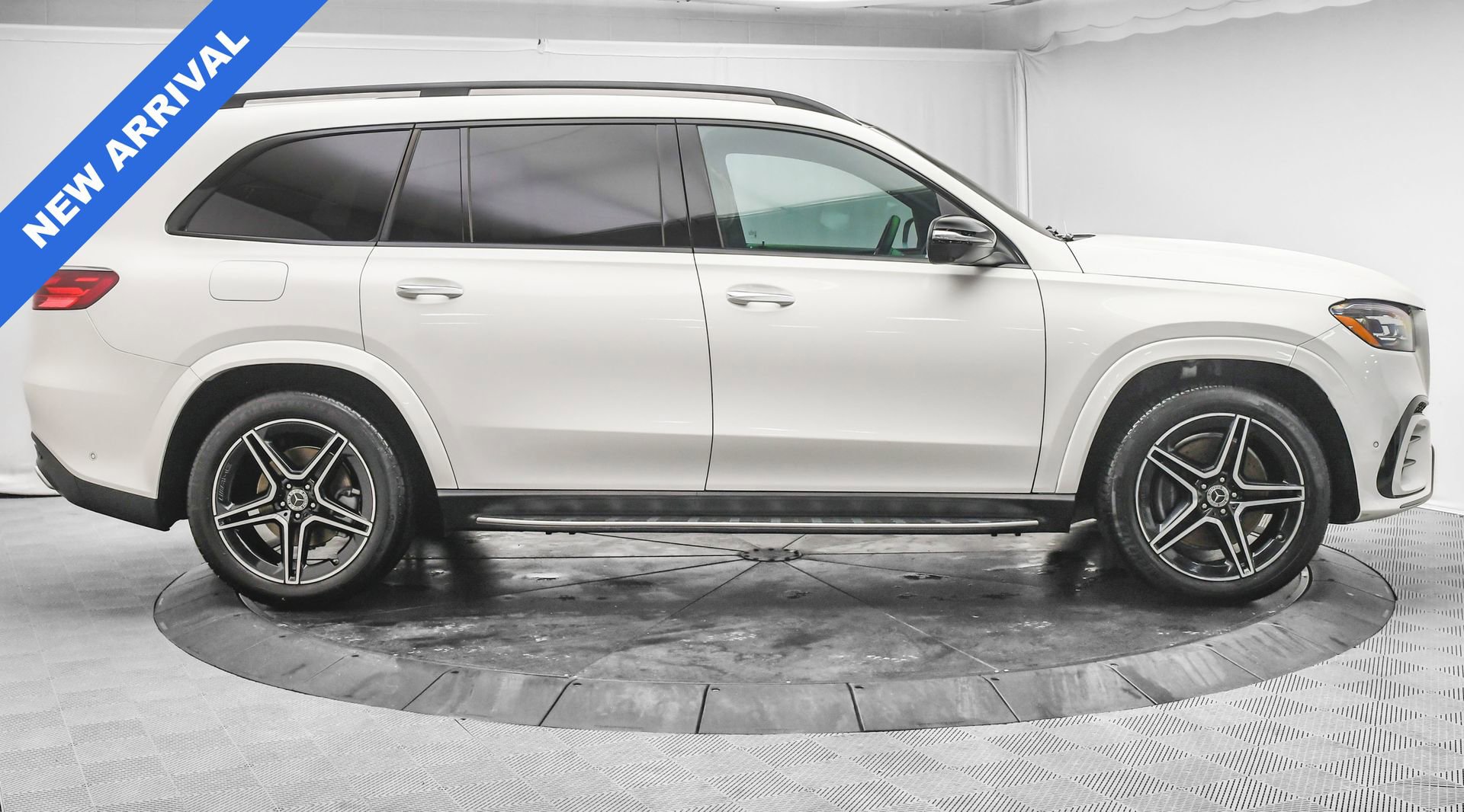 Used 2025 Mercedes-Benz GLS 450 4MATIC image 11