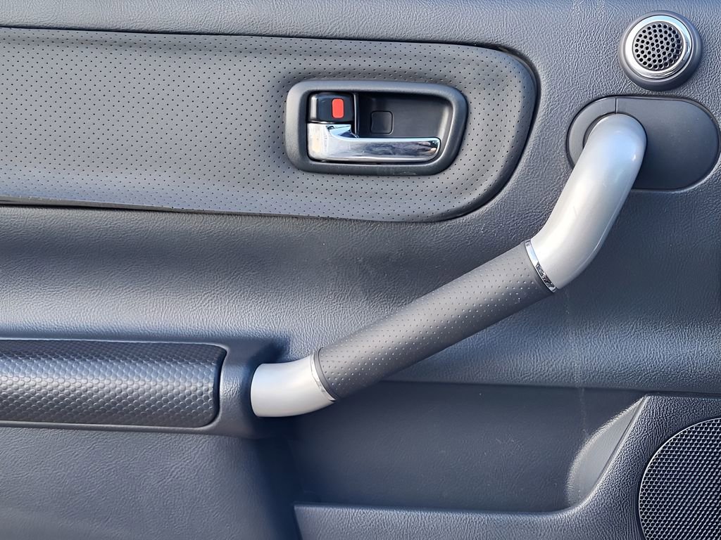 Used 2005 Toyota MR2 image 19