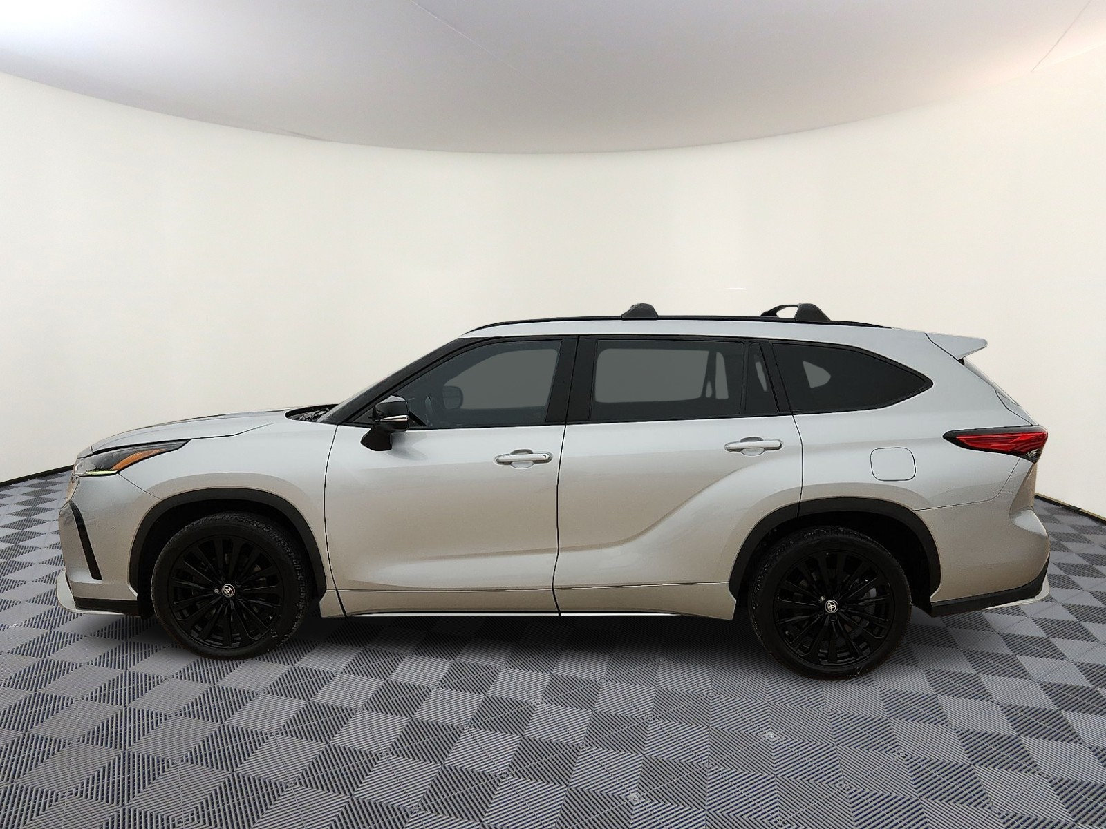Used 2023 Toyota Highlander XSE FWD image 2