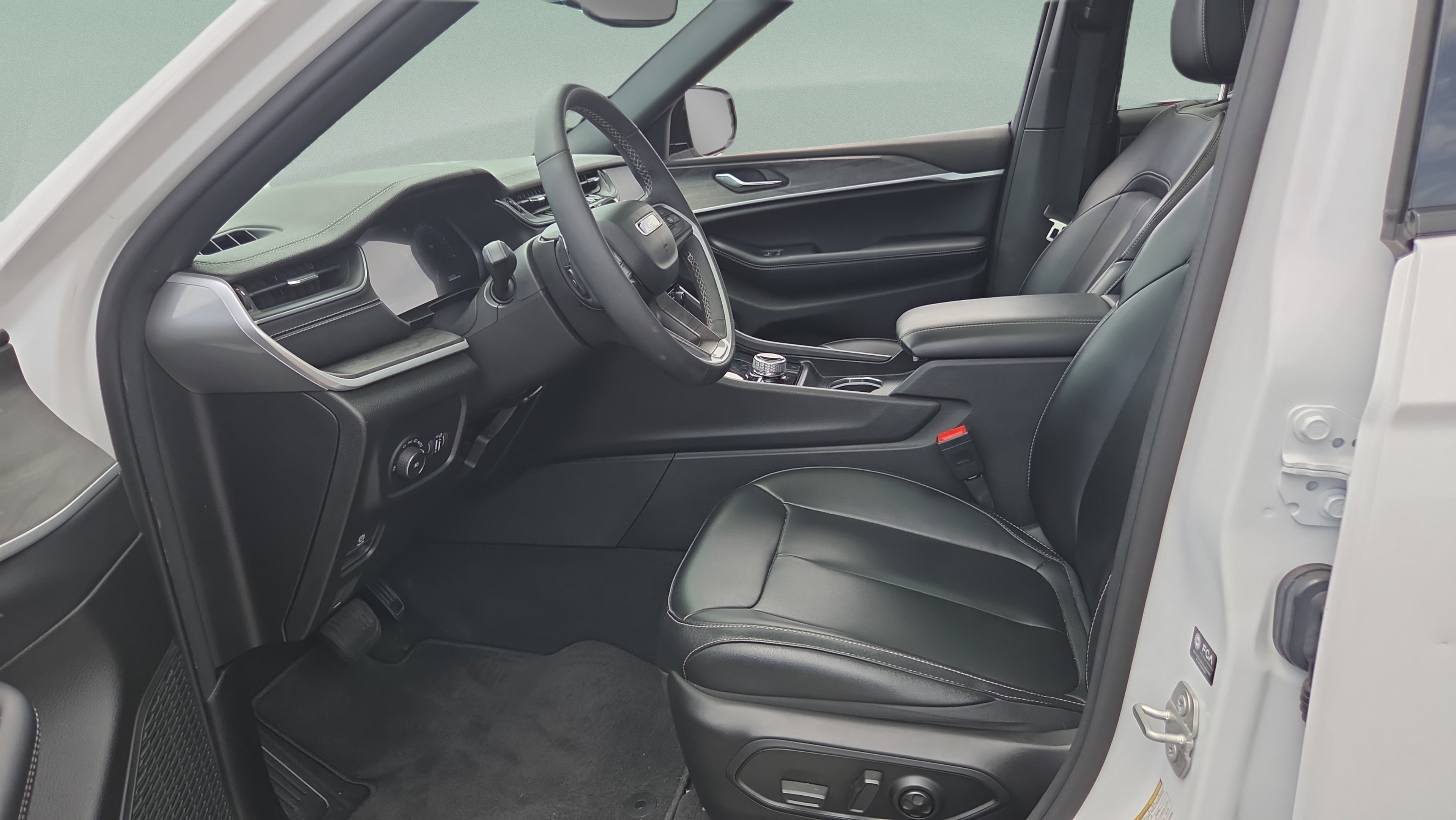 Used 2024 Jeep Grand Cherokee Limited w/ Black Appearance Package AWD/4WD image 8