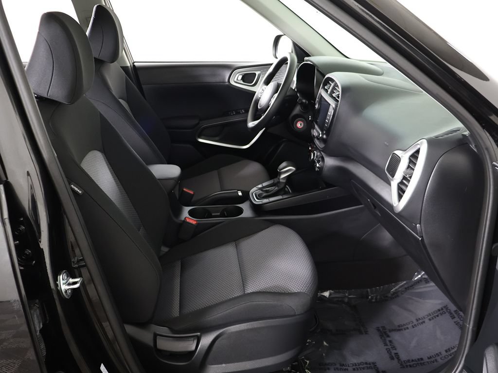 Used 2025 Kia Soul LX w/ LX Technology Package FWD image 30