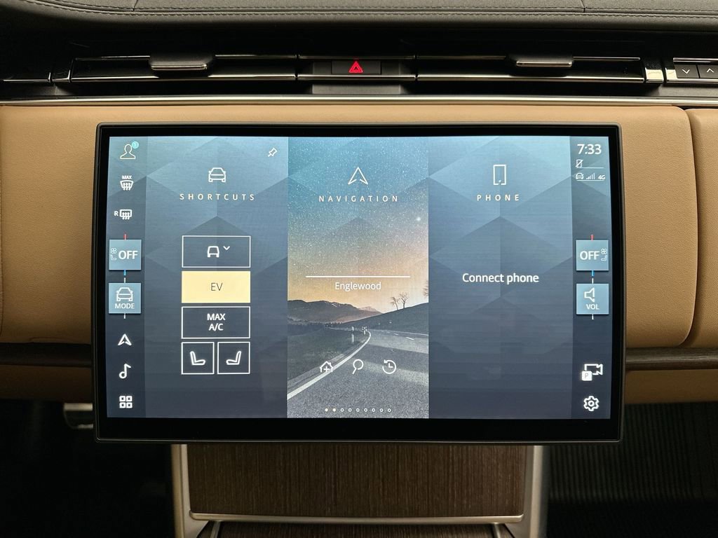 Used 2025 Land Rover Range Rover SE image 26