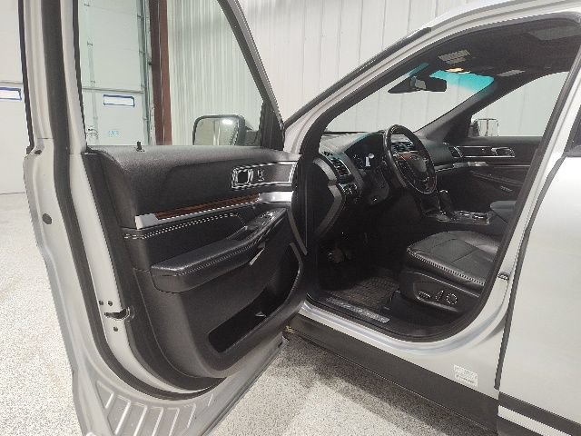 Used 2017 Ford Explorer Limited w/ Equipment Group 301A AWD/4WD image 12