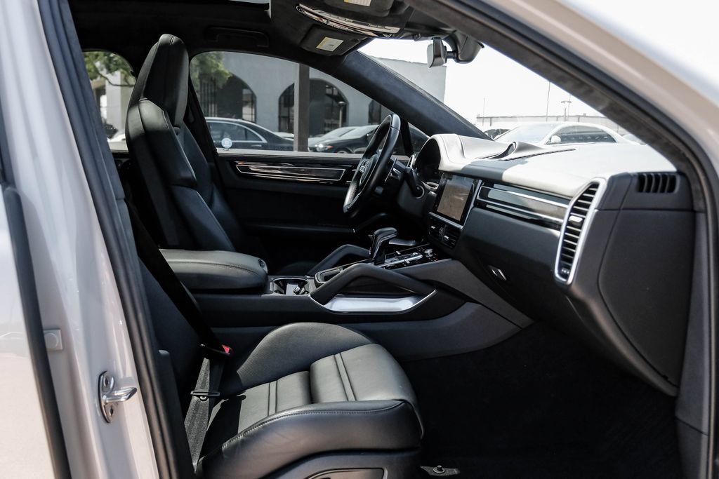 Used 2023 Porsche Cayenne Turbo AWD/4WD image 32