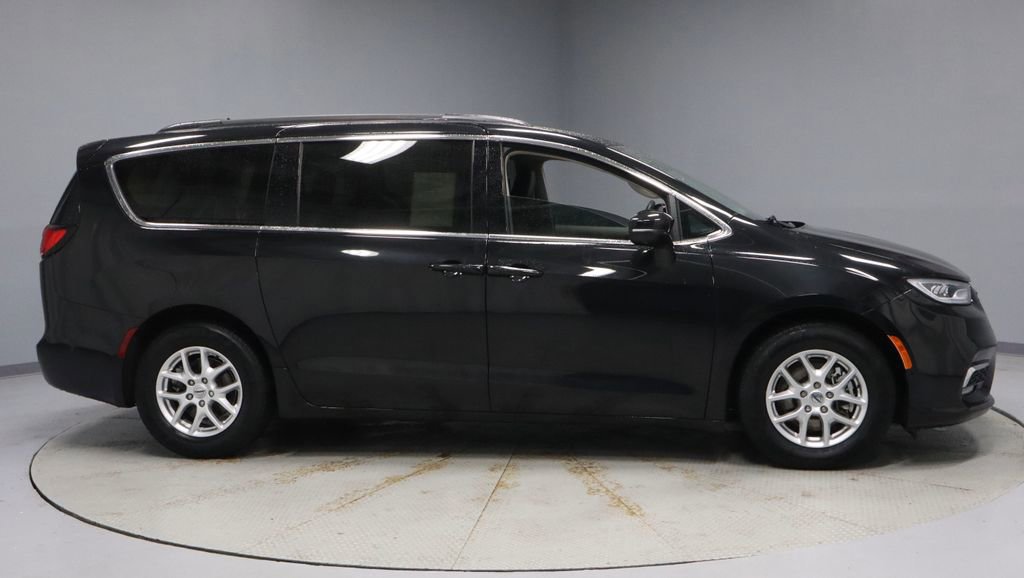 Used 2022 Chrysler Pacifica Touring-L w/ Uconnect Theater Family Group FWD image 13
