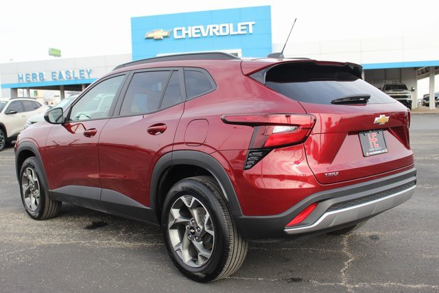 Used 2025 Chevrolet Trax LT w/ LT Convenience Package image 6