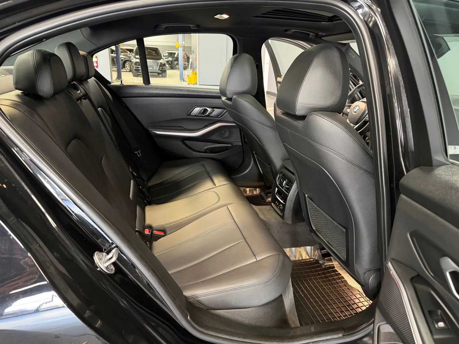 Used 2019 BMW 330i xDrive Sedan w/ Driving Assistance Package AWD/4WD image 18