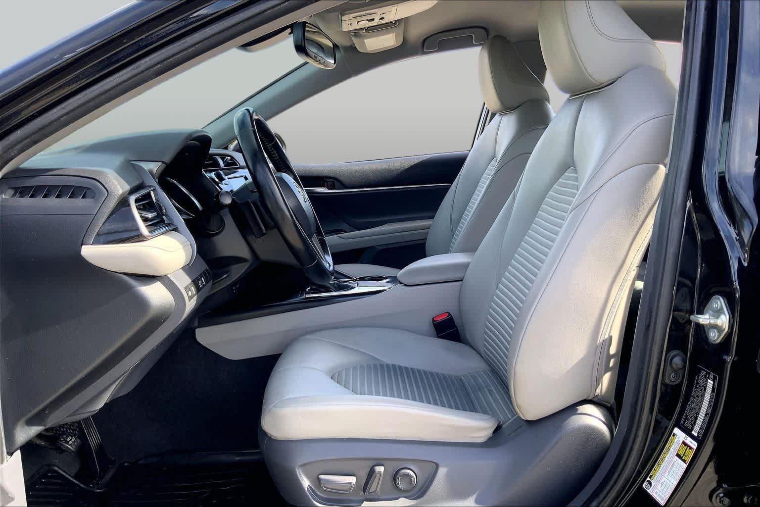 Used 2019 Toyota Camry SE w/ Convenience Package FWD image 8