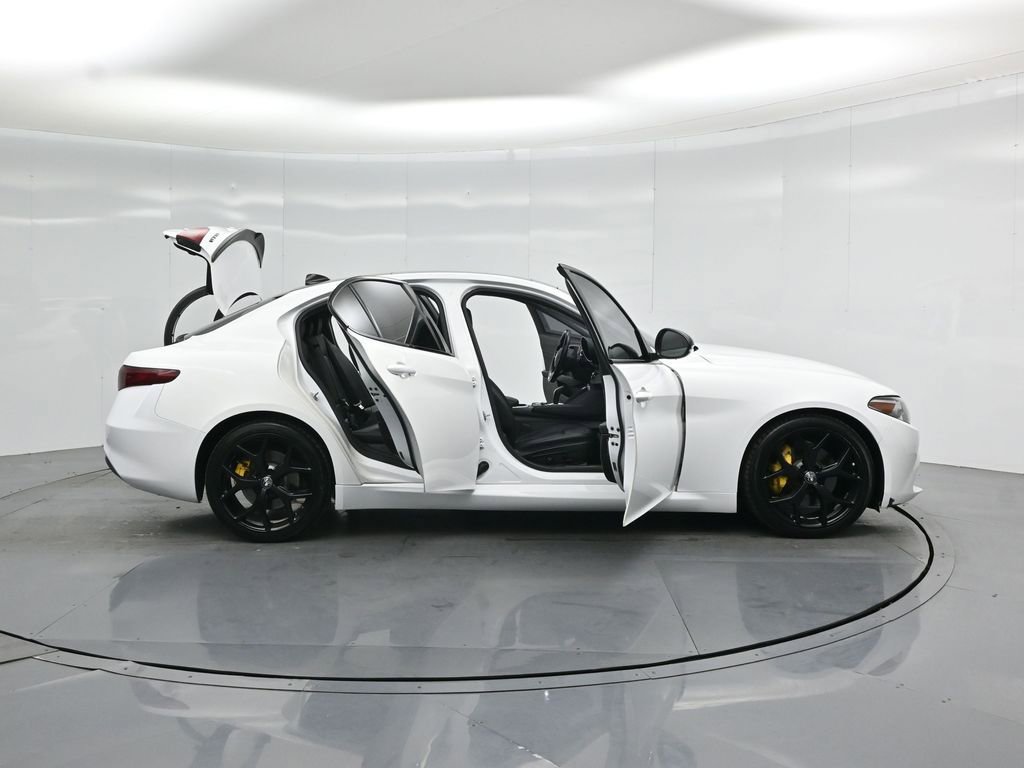 Used 2021 Alfa Romeo Giulia Ti w/ Nero Edizione RWD image 4