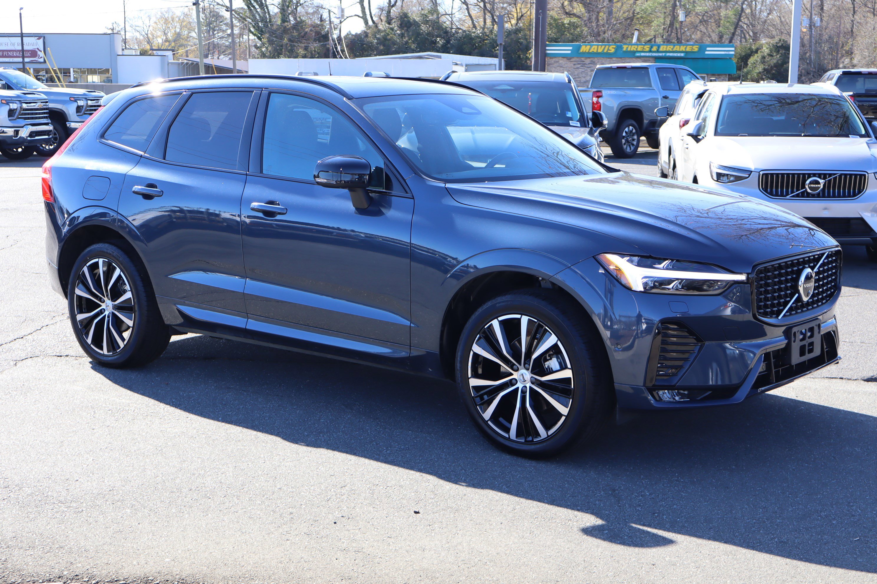 Used 2025 Volvo XC60 B5 Plus image 2