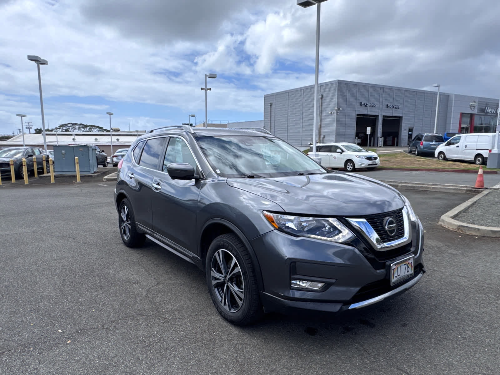 Used 2018 Nissan Rogue SL image 2