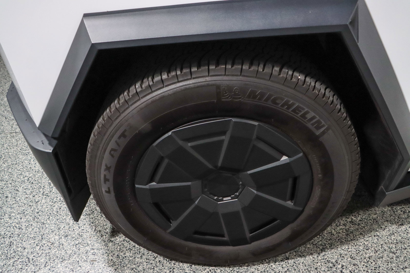 Used 2024 Tesla Cybertruck AWD Crew Cab image 11