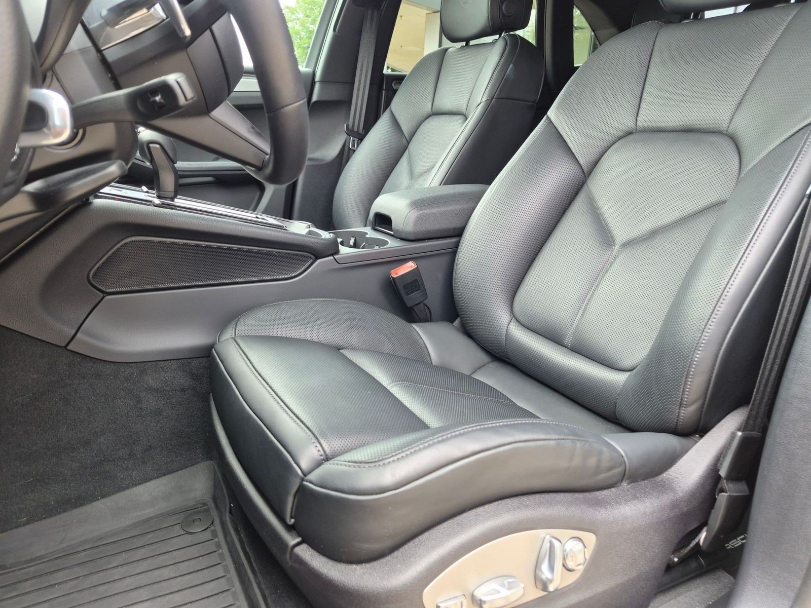 Certified 2026 Porsche Macan AWD/4WD image 5