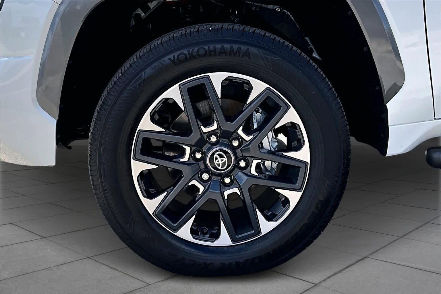 Used 2025 Toyota Tundra Limited AWD/4WD image 10