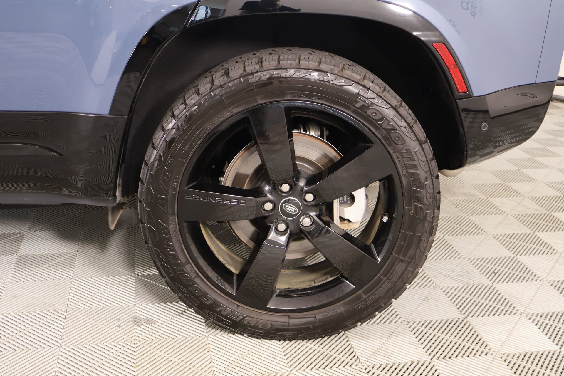 Used 2025 Land Rover Defender 110 X-Dynamic SE image 19