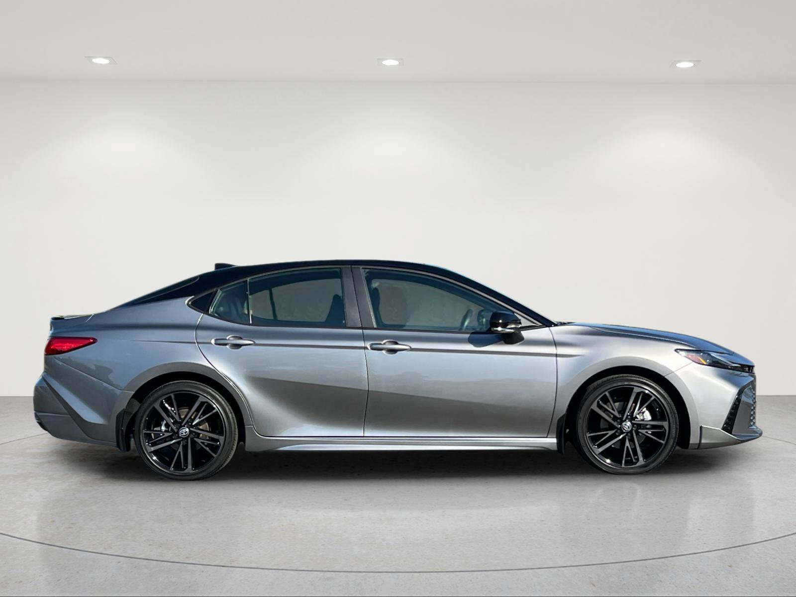 Used 2025 Toyota Camry XSE FWD image 6