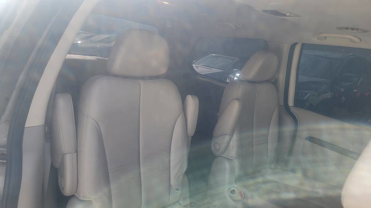 Used 2012 Kia Sedona EX w/ Luxury Pkg image 25