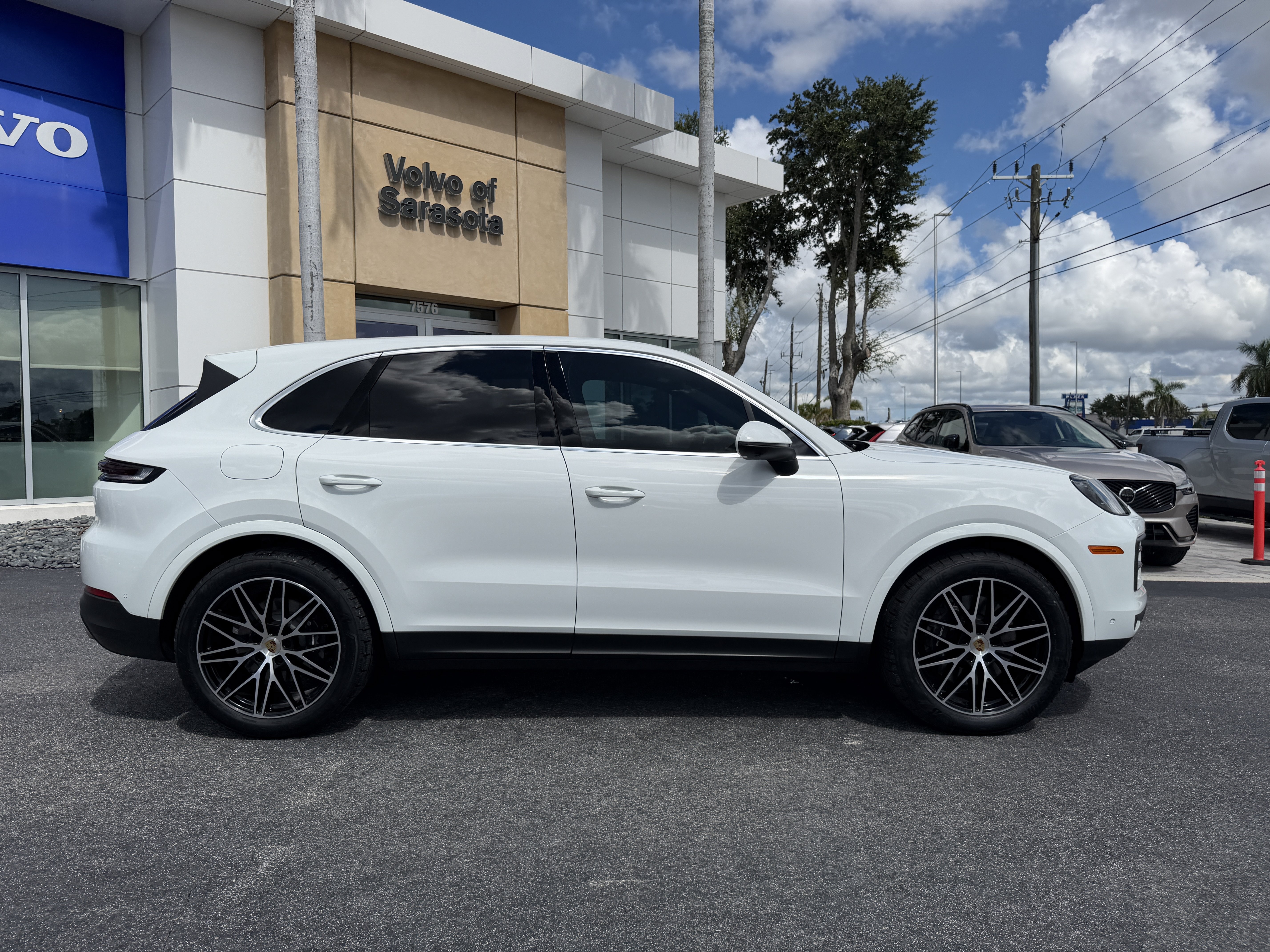 Used 2024 Porsche Cayenne AWD/4WD image 2