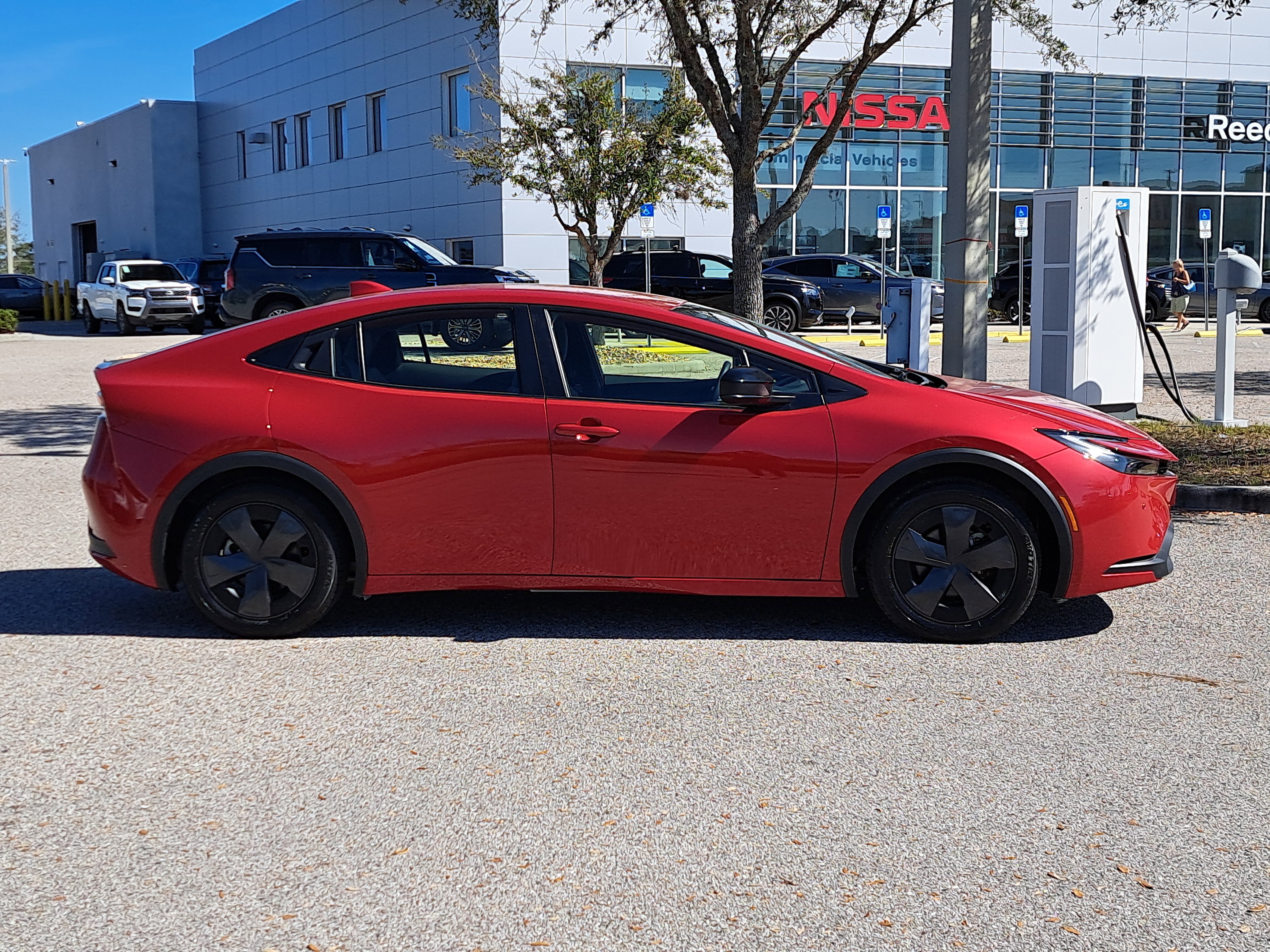 Used 2025 Toyota Prius LE FWD image 4