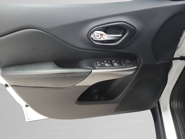 Used 2019 Jeep Cherokee Latitude w/ Cold Weather Group image 22