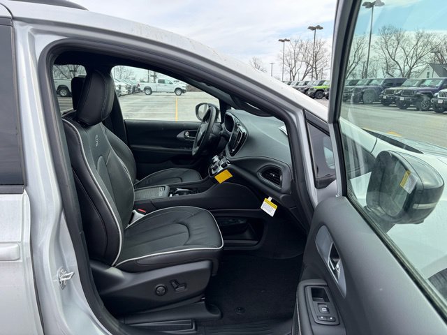 New 2026 Chrysler Pacifica Limited w/ S Appearance Package FWD image 28