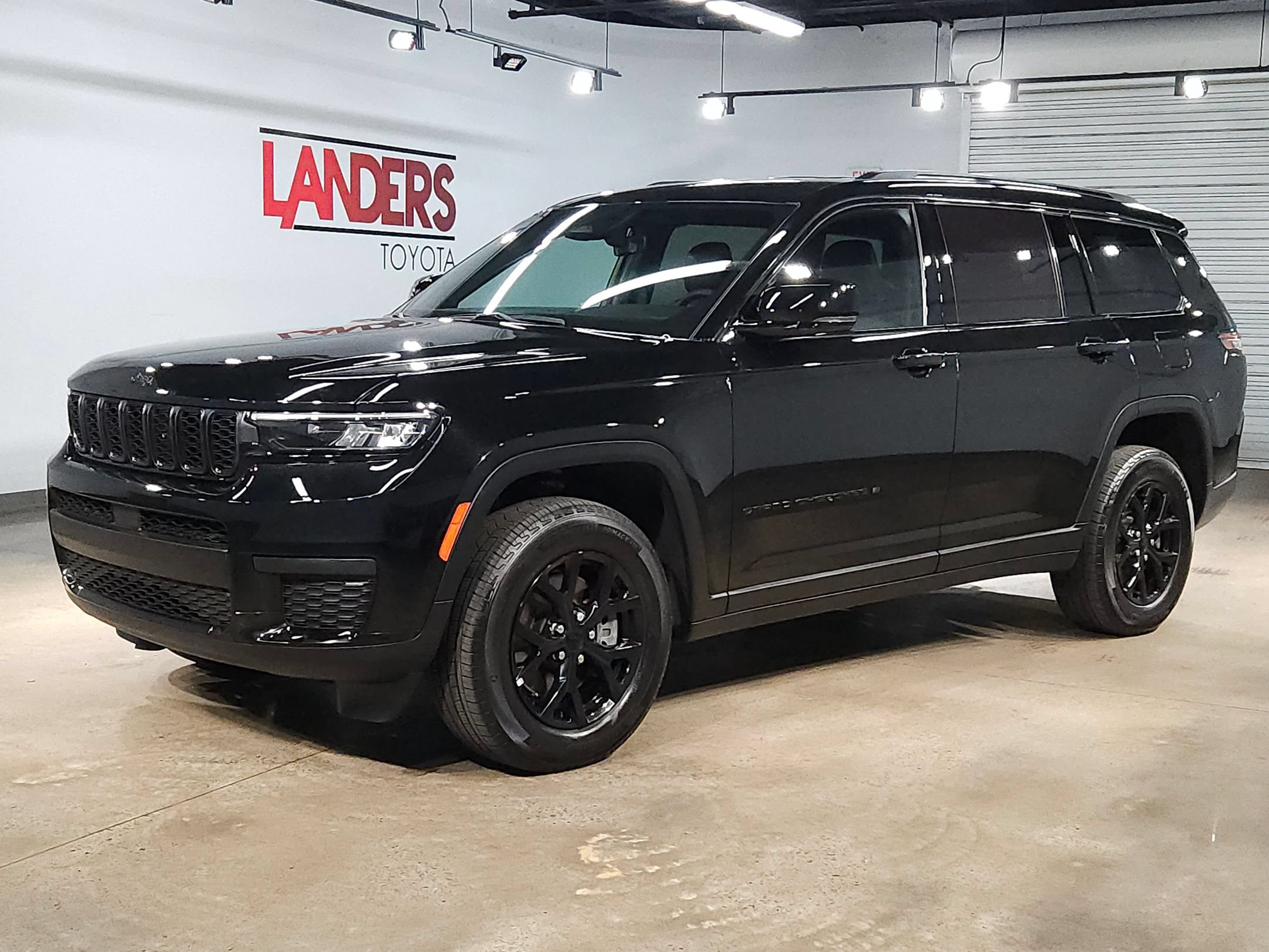 Used 2025 Jeep Grand Cherokee L Laredo RWD image 3