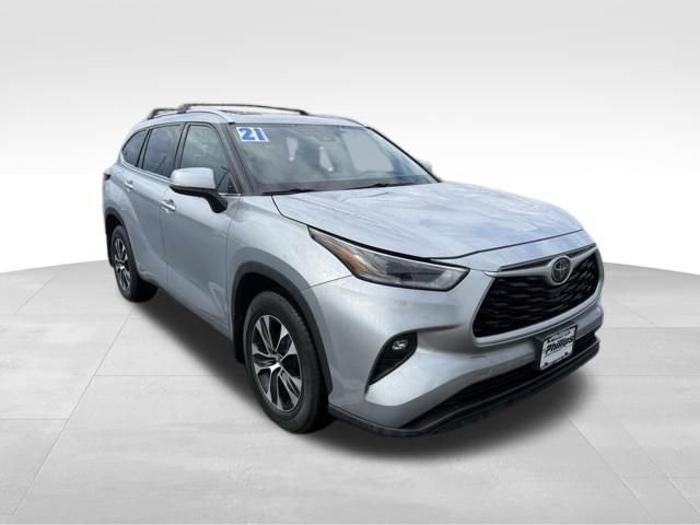 Used 2021 Toyota Highlander XLE AWD/4WD image 6