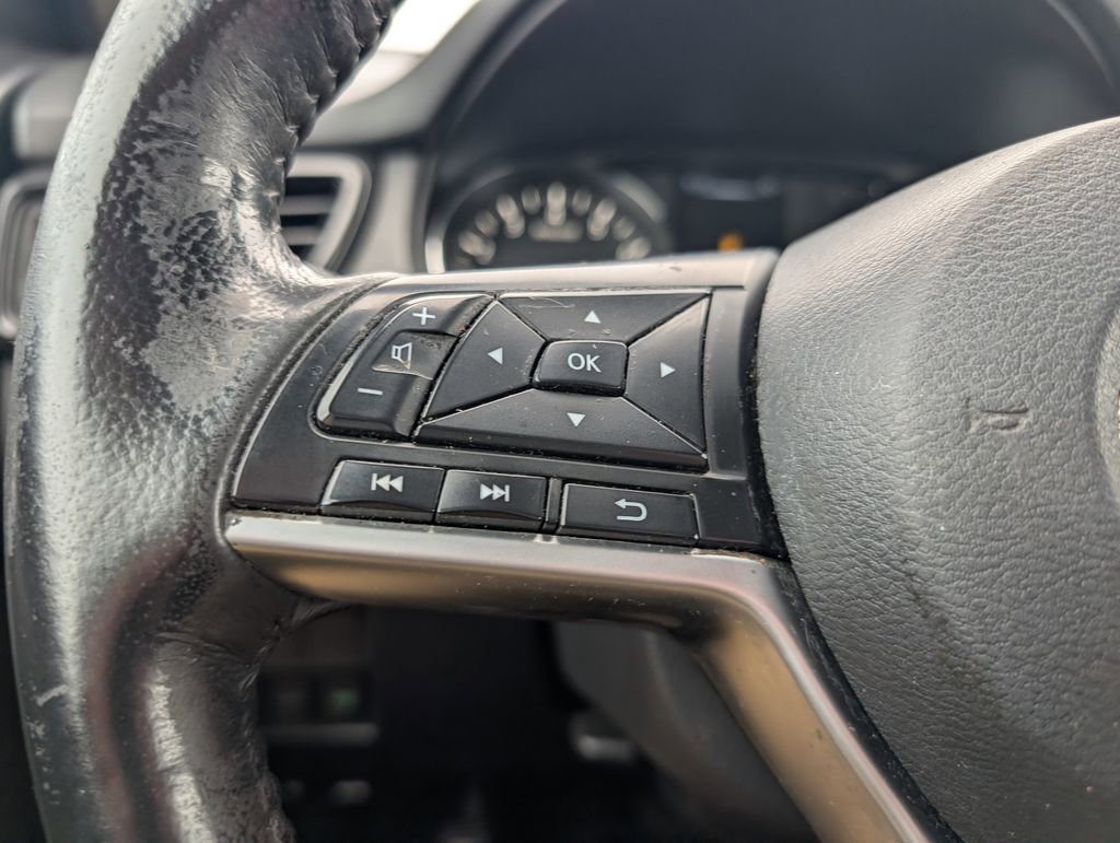 Used 2017 Nissan Rogue SV w/ Midnight Edition image 15